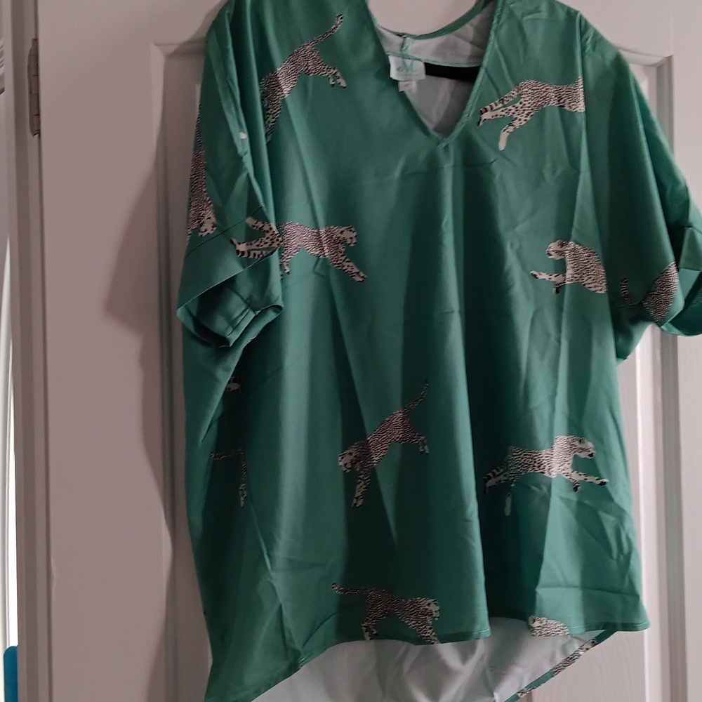 Green Tunic with leopards  size S nwot
